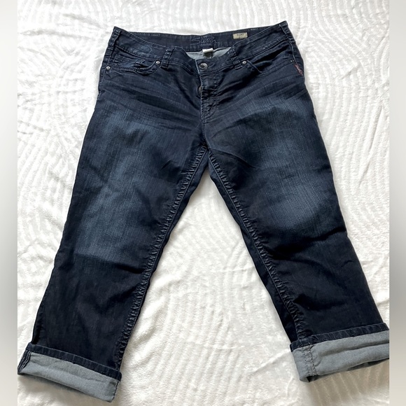 Silver Jeans Pants - Silver SUKI Capris